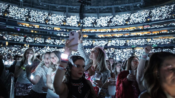 Des fans écoutent Taylor Swift lors de la première soirée de sa tournée Eras à Toronto, le 14 novembre 2024. 