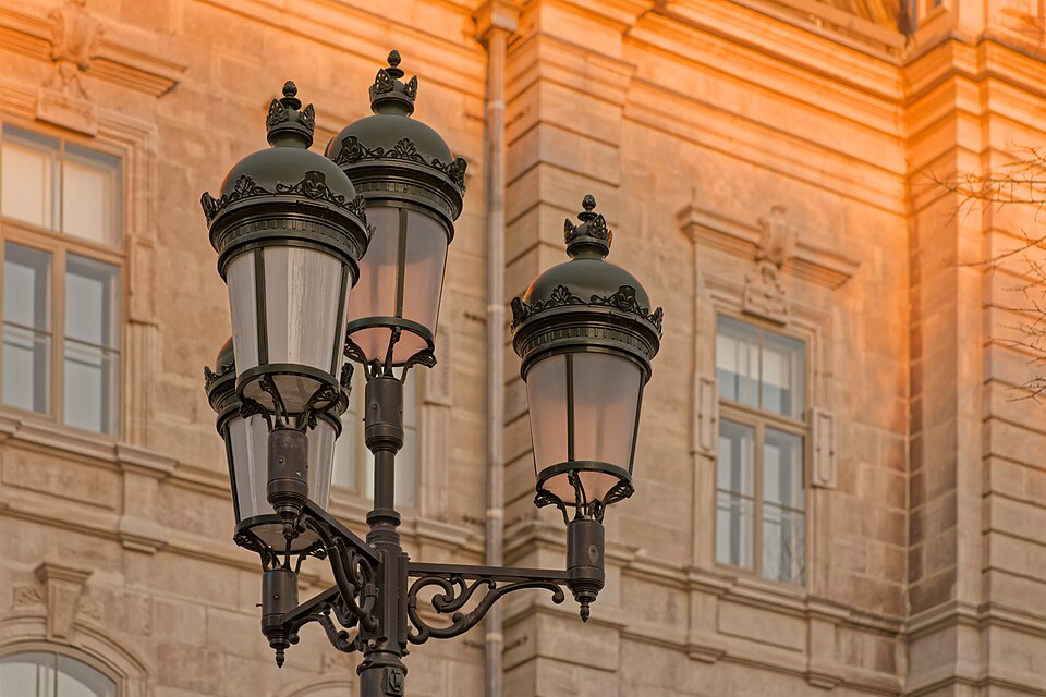 Lampadaire devant l'Assemblée nationale